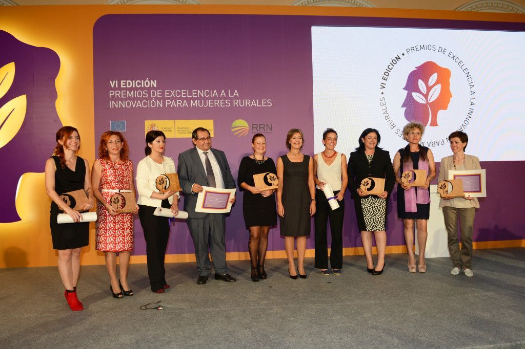 alt="mujeres rurales"